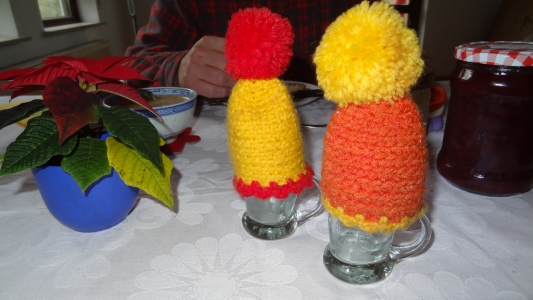 Schnapsgläschen statt Eierbecher – die Mützchen kommen als Erinnerung aufs Schiff