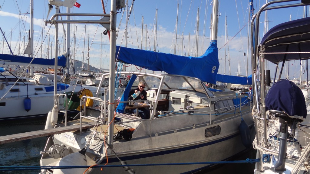 Am nächsten Morgen - erstes Frühstück im Cockpit.