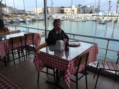 In unserer Hafenkneipe über der Fischhalle.