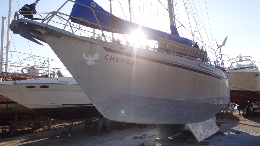 Unser Boot glänzt silbrig in der Abendsonne.