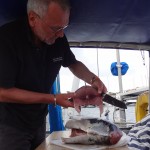 Der Thunfisch wird in essbare Portionen zerteilt.