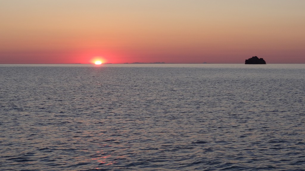 Die Sonne geht auf - Menorca sieht man von Mallorca aus.
