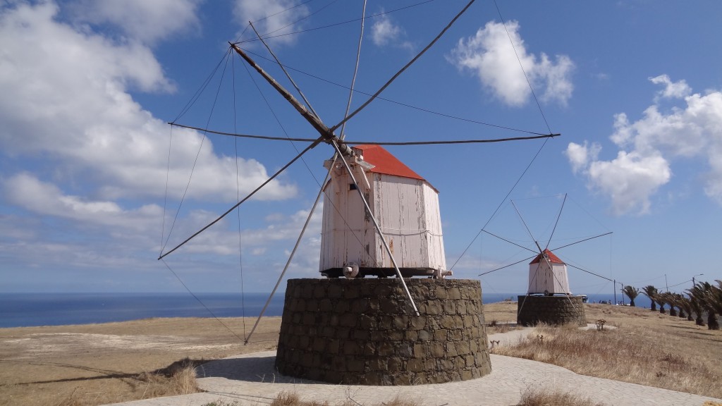 Bei den Windmühlen auf Porto Santo muss sich die ganze Hütte in den Wind drehen
