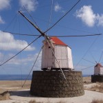 Bei den Windmühlen auf Porto Santo muss sich die ganze Hütte in den Wind drehen_klein