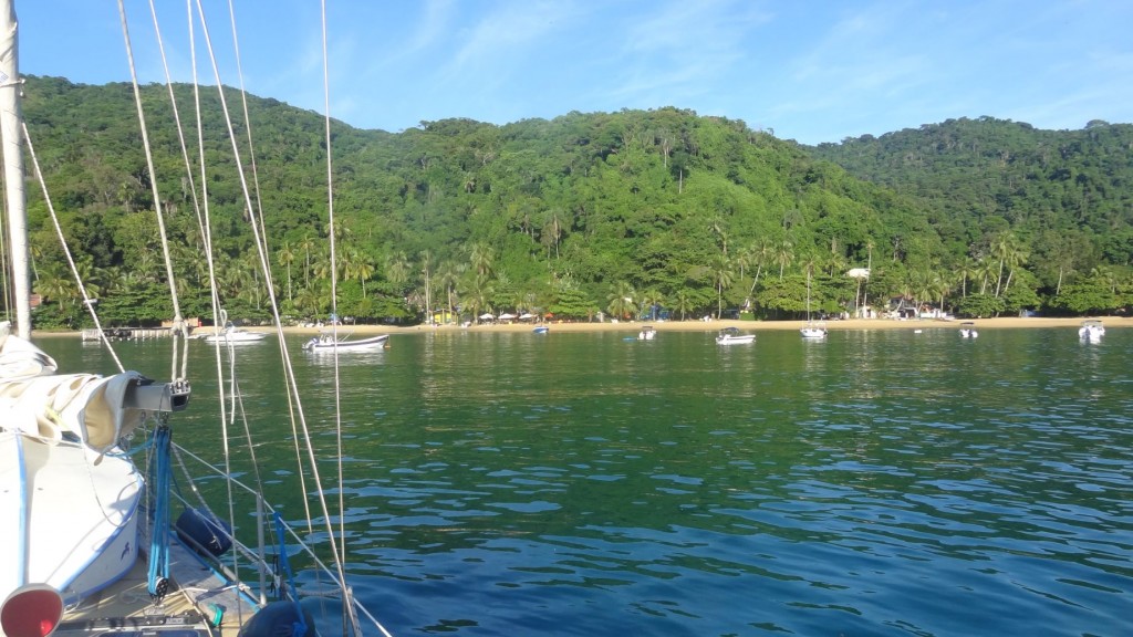 Aufgewacht in einer schönen Ankerbucht der Ilha Grande.