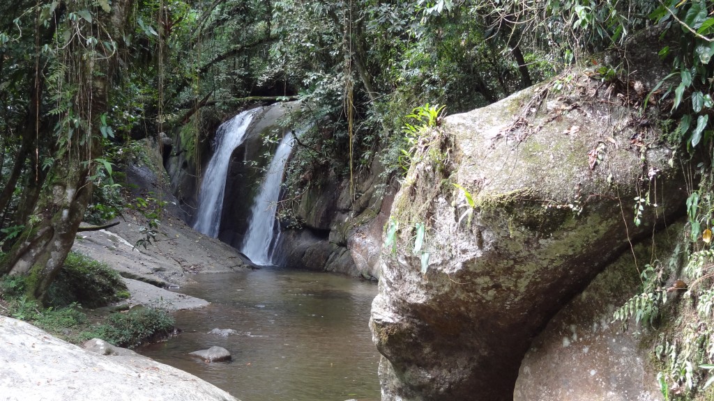 Schöner Wasserfall auf der Ilhabela