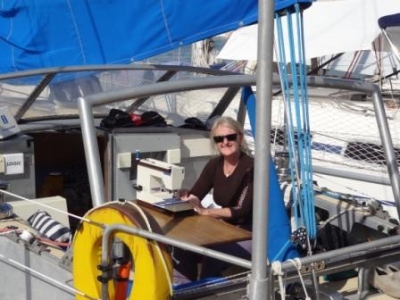 Nela an der Nähmaschine